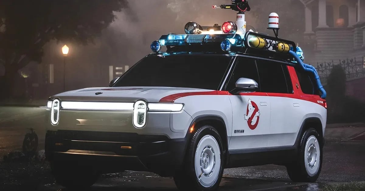 Bill Murray revive a Peter Venkman al volante de una Rivian decorada como el Ecto-1: cuando la nostalgia ochentera se sube a una camioneta eléctrica
