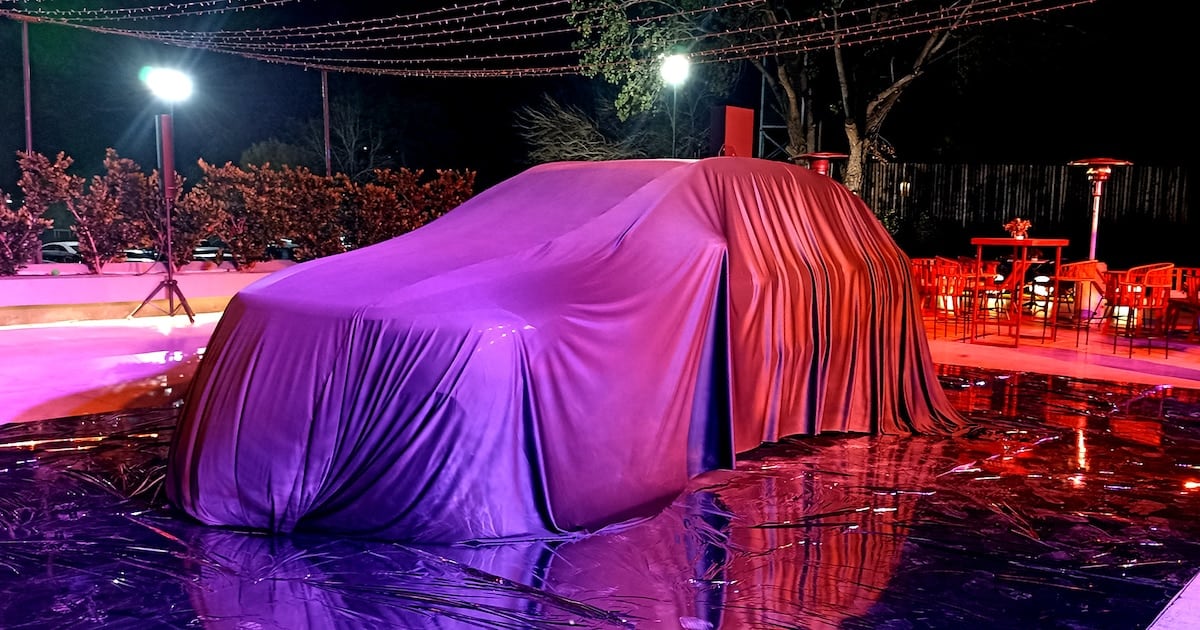 Autos eléctricos del otro lado del mostrador: dos marcas se alinean para llegar a la Argentina con precios más cortos