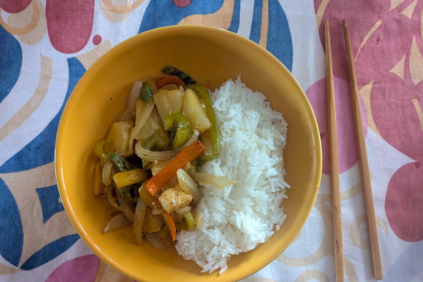 Tofu agridulce con piña: cómo replicar en casa el salteado clásico chino sin perder ni una nota de sabor