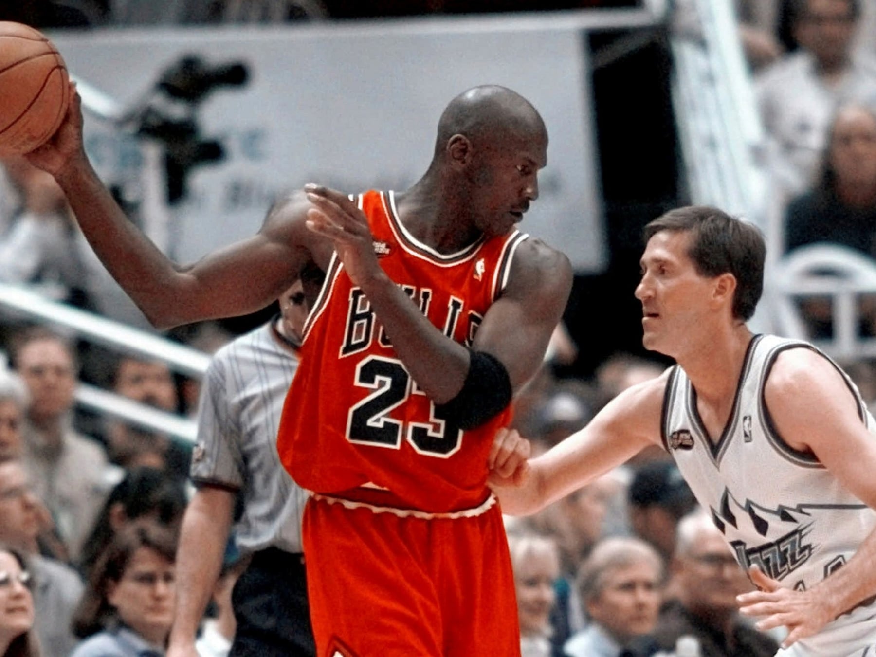 Catorce millones por un trapo rojo: la camiseta del 98 sigue volando más alto que el propio Jordan