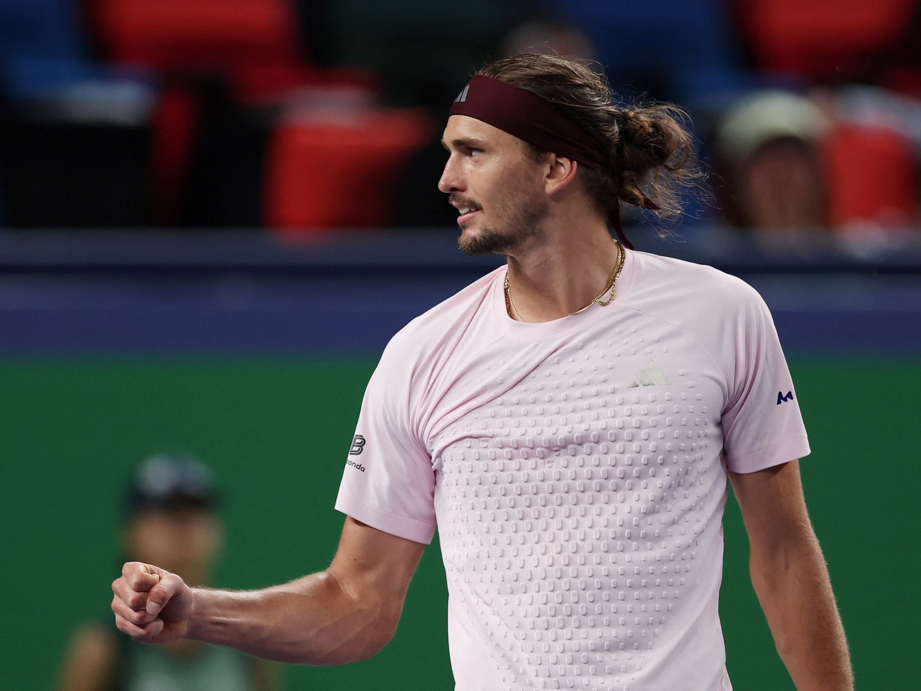 Zverev cierra el año en lo más alto y se carga a Bublik en una noche húmeda de Shanghai