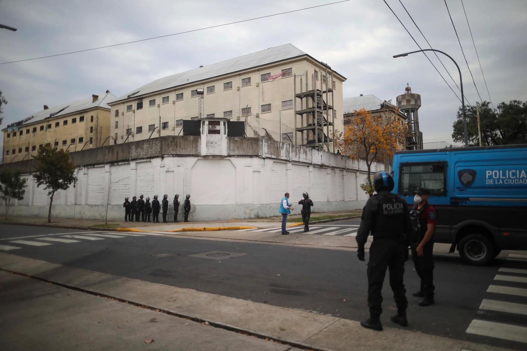 Más de 1.050 internos ya fueron derivados de Devoto a Marcos Paz y crece la tensión por pertenencias faltantes