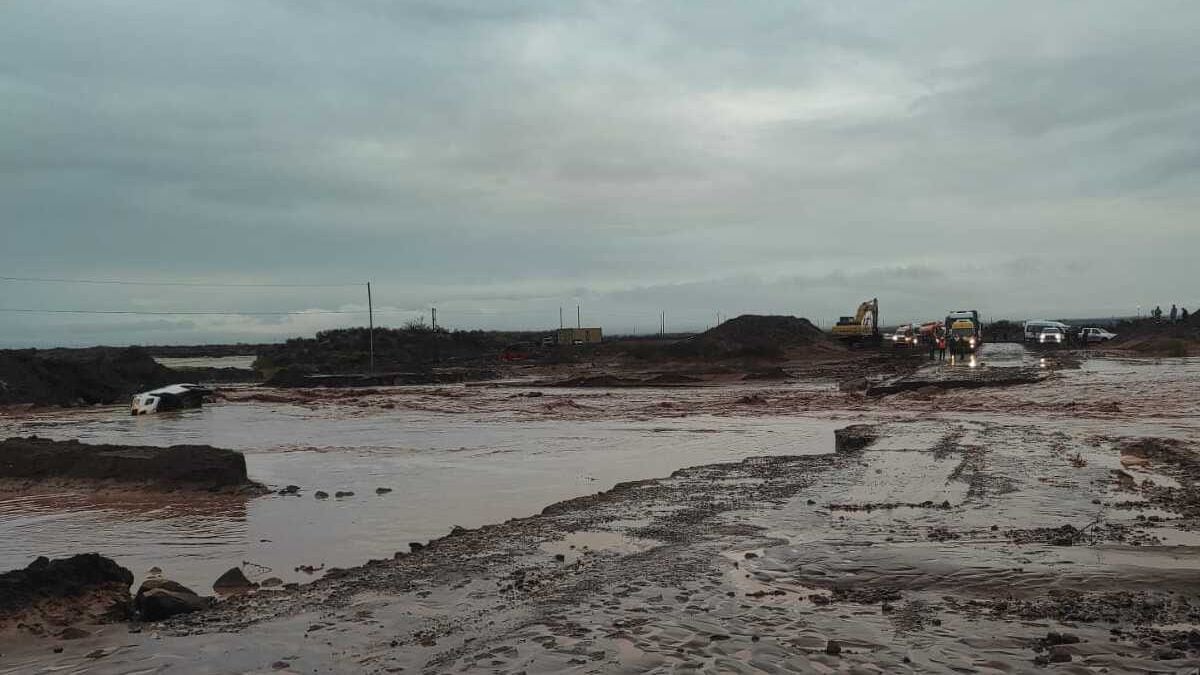 Rincón de los Sauces, bajo agua y barro: el operativo que lleva más de medio ciento de auxilios puerta a puerta
