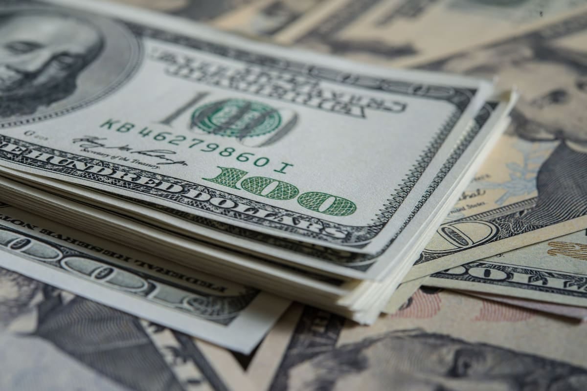 El dólar mayorista se afirma en $1.512,50 y se aleja del techo de la banda, que en noviembre tocará los $1.989