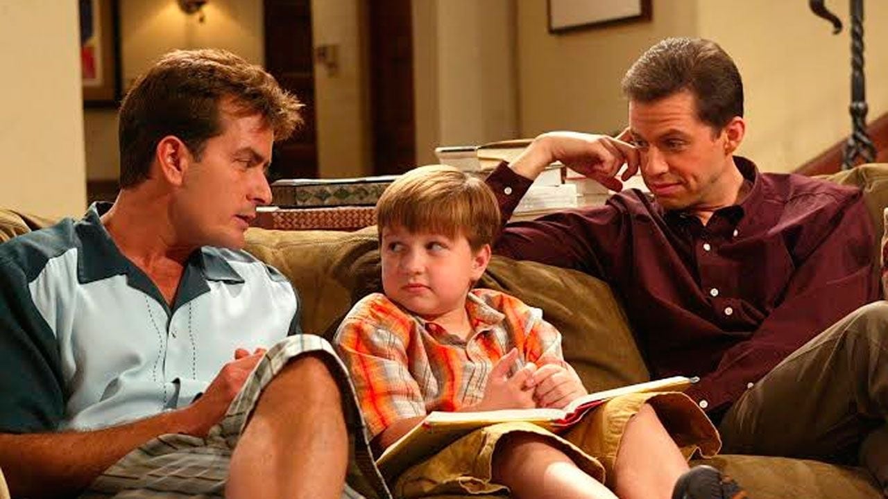 Hugh Grant, el actor que casi reemplaza a Charlie Sheen y se bajó a último momento en una comedia que cambió la televisión