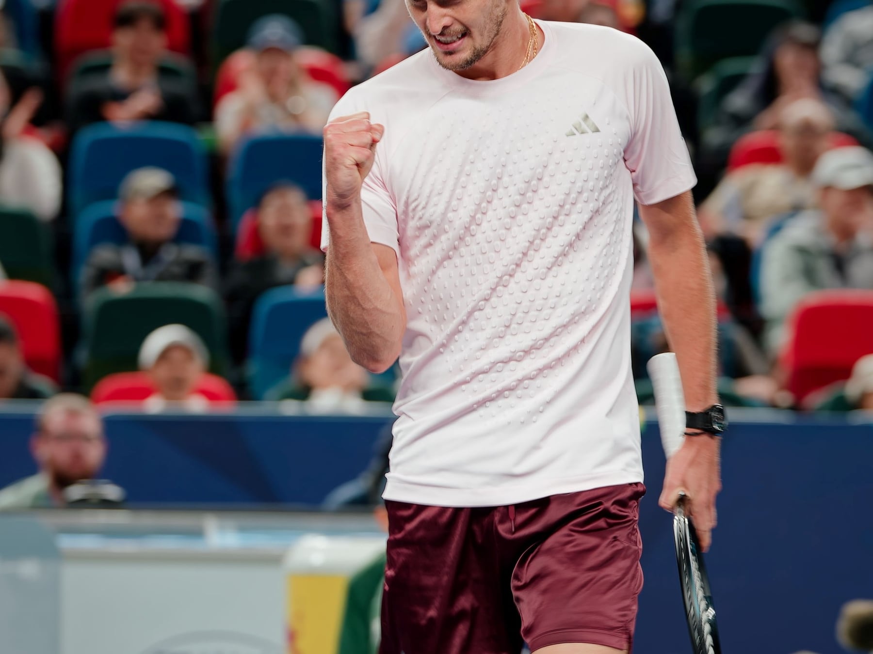Zverev barrió a De Miñaur y va por la semi en Shanghái: el alemán no afloja el ritmo