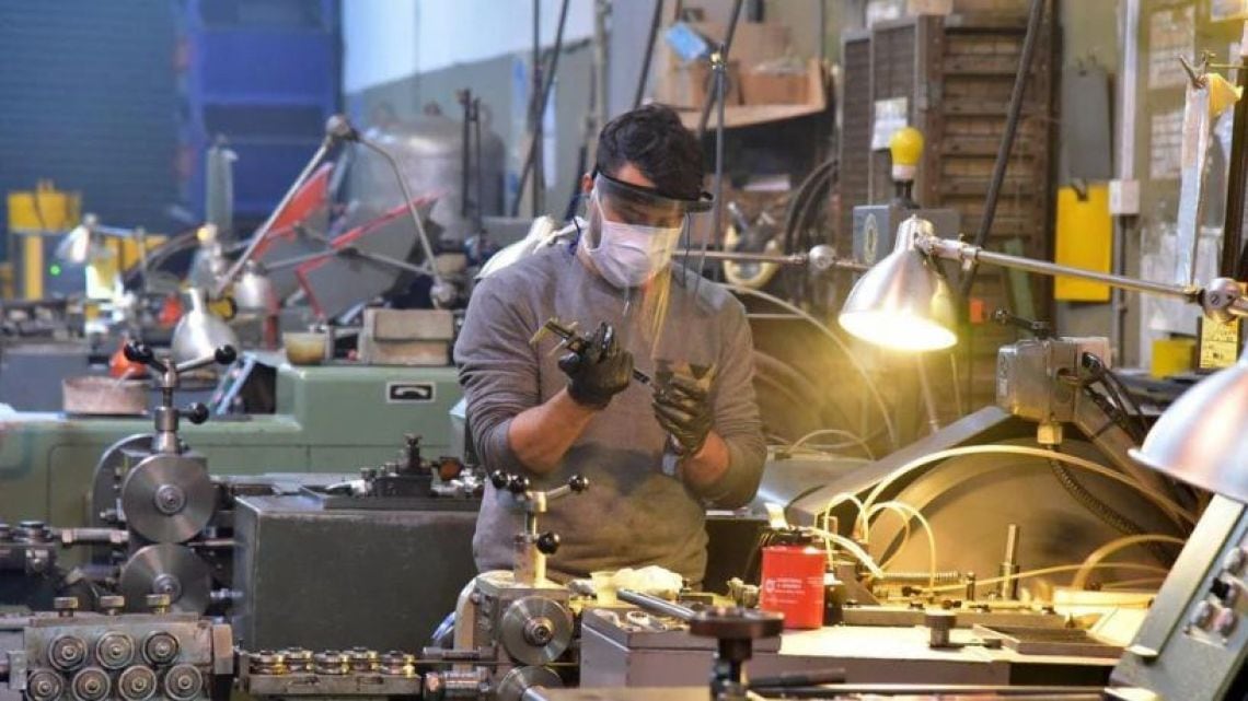 La industria trabaja con cuatro de cada diez puntos de su capacidad ociosa y el empleo formal pierde tracción