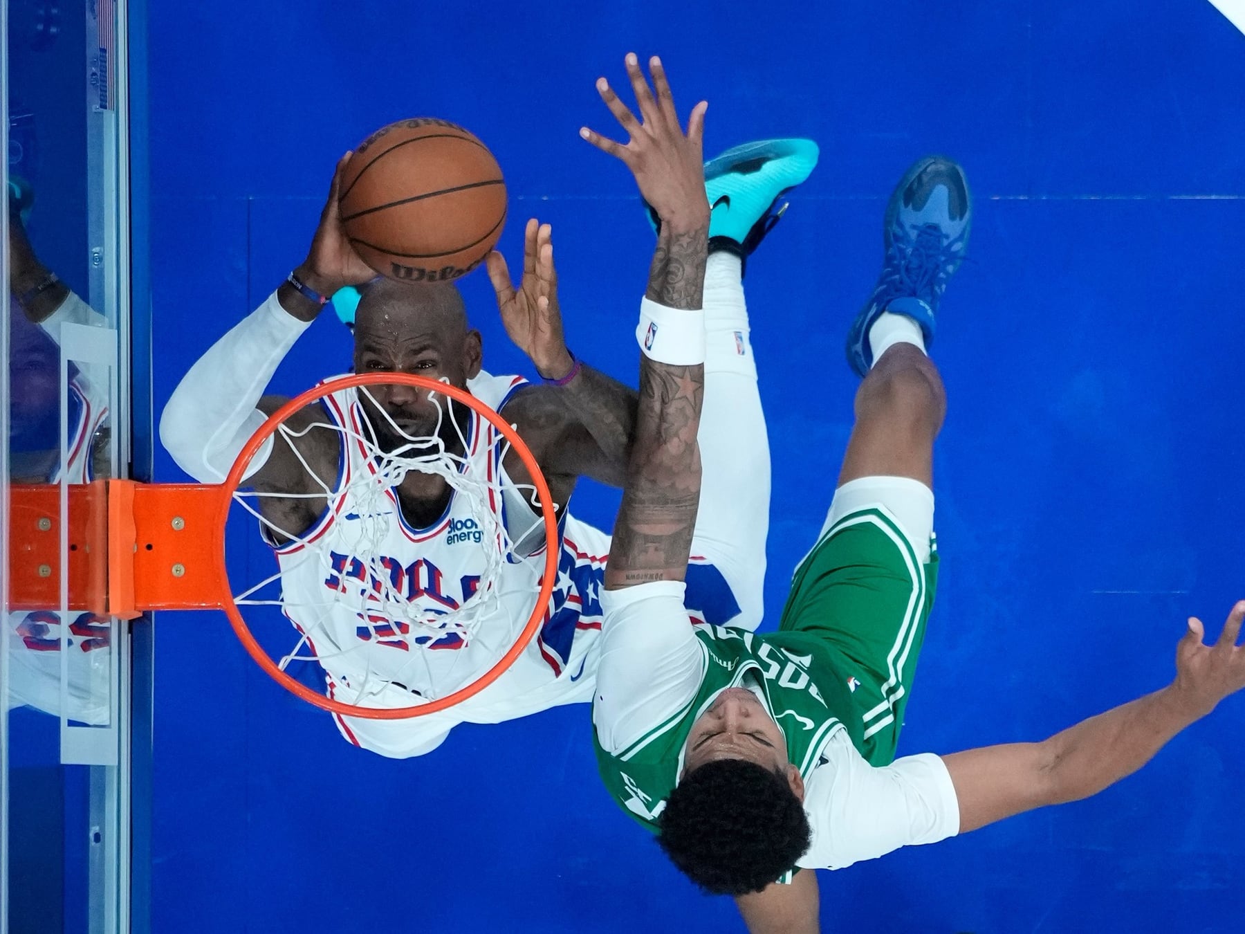 LeBron se puso la camiseta de los Sixers y ya hizo vibrar Filadelfia con una volcada de otro planeta