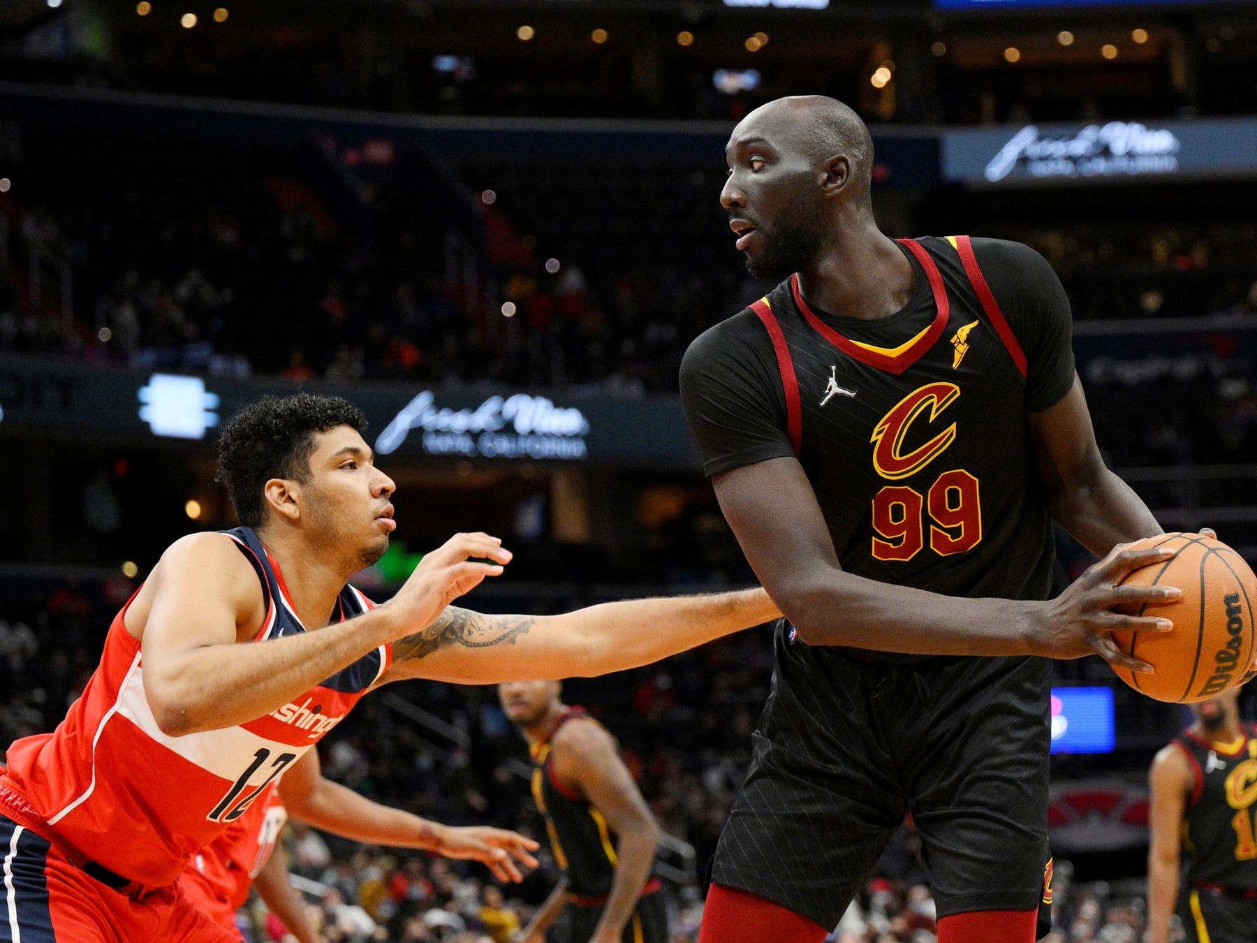 El gigante vuelve al barrio: Tacko Fall se prueba el traje de los 76ers