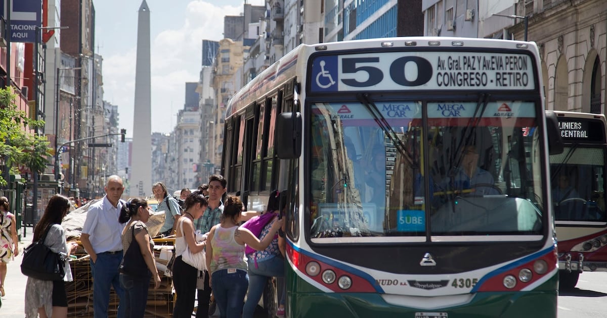 Colectivos del AMBA al borde del recorte: el boleto cubre un tercio del costo real y las empresas evalúan restringir frecuencias