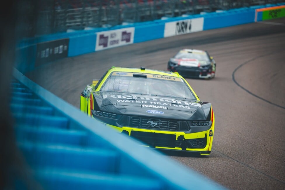 Phoenix tiene dueño: Blaney se adueñó de la pole y Larsen se complicó