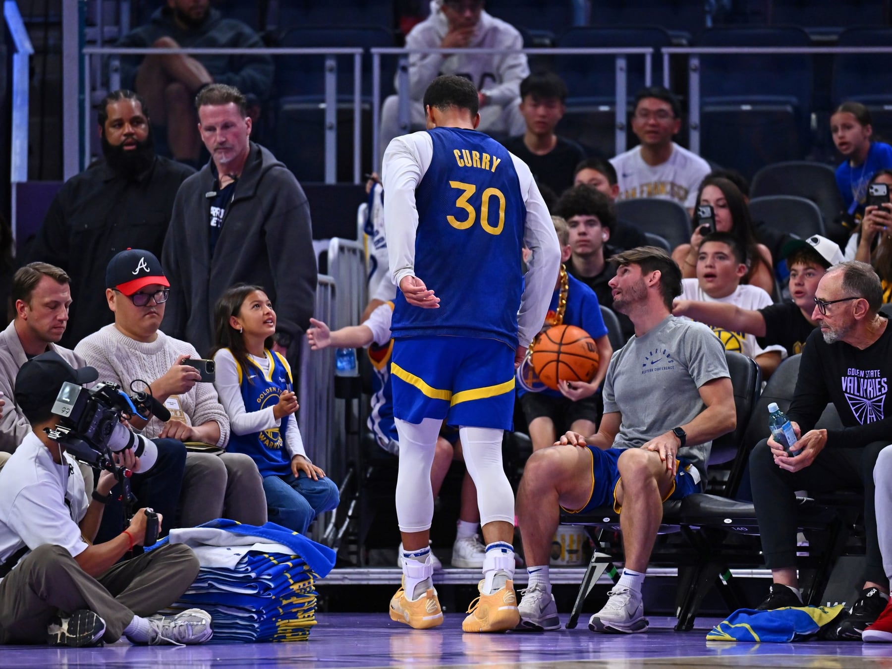 Curry estiró la firma y se dobló el tobillo: los Warriors arrancan la NBA con el corazón en la boca