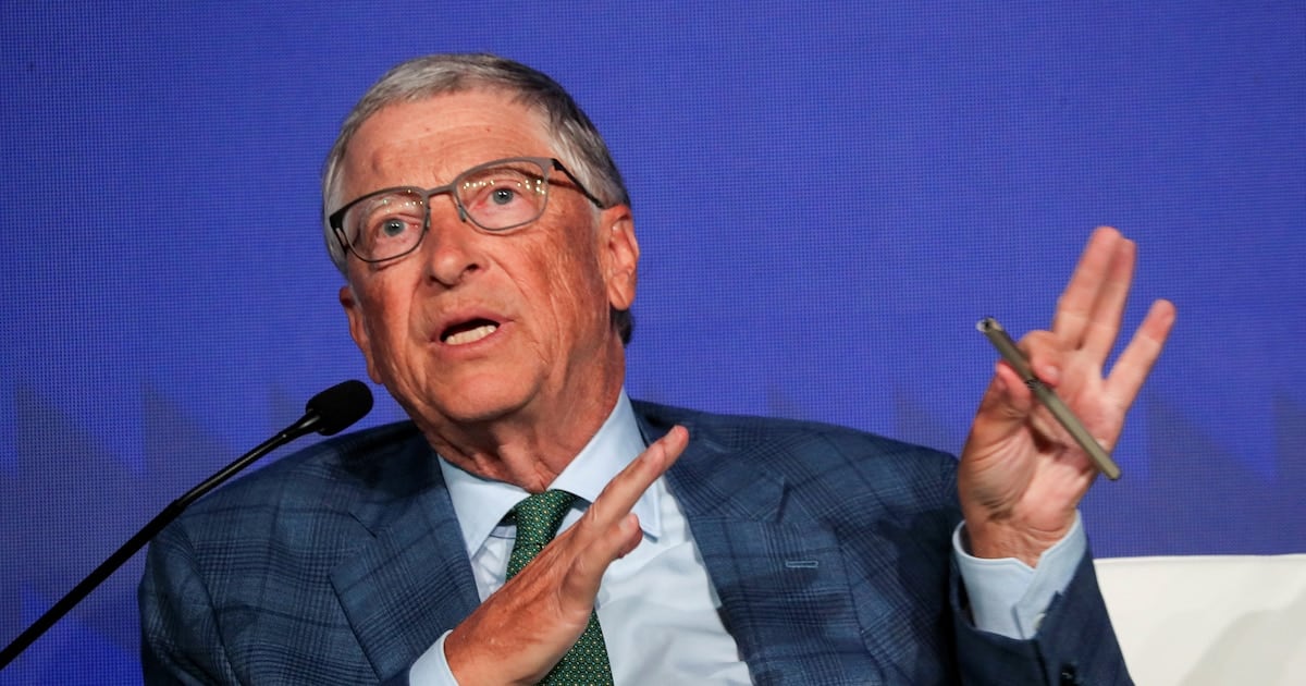 Por que Bill Gates insiste en que la inteligencia artificial no puede quedar en manos del mercado