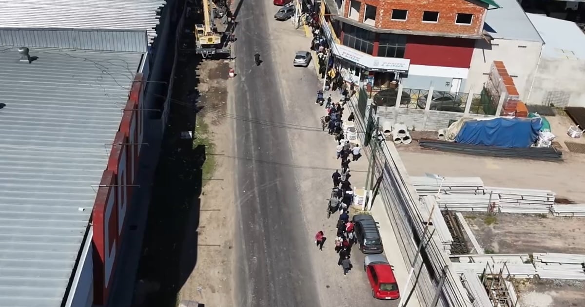 Una convocatoria de 40 puestos en Ezeiza reunió a más de mil personas y desnudó la precariedad que el INDEC ya había medido