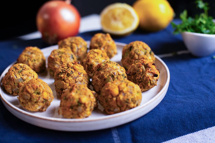 Bolitas de garbanzos y brócoli: una cena vegetal que se arma sin complicaciones