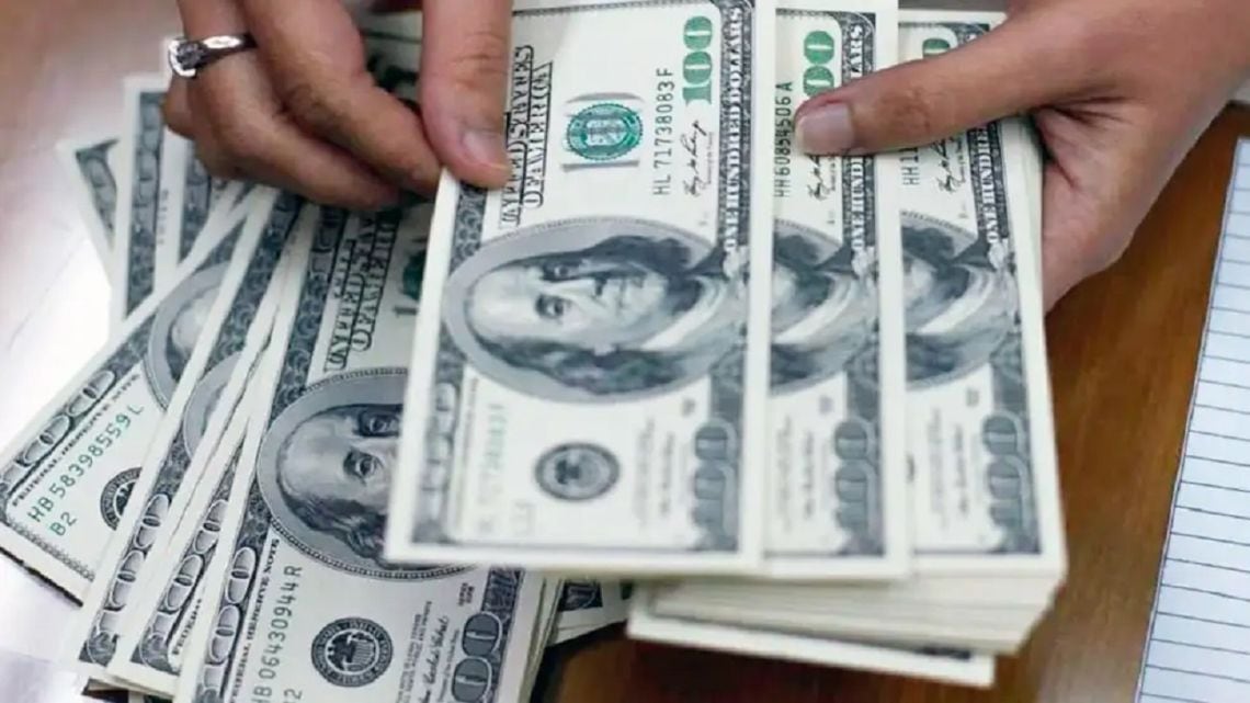 El dólar oficial llegó a $1.550 y la brecha con el blue se redujo al 2,5%