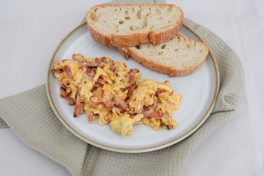 El secreto para que los huevos revueltos con bacon queden cremosos y nunca secos