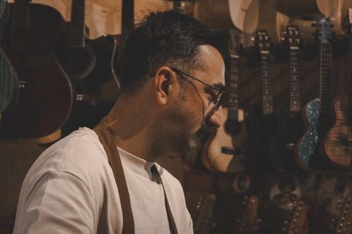 A mano y con paciencia: el luthier neuquino que rescata el sonido de los charangos