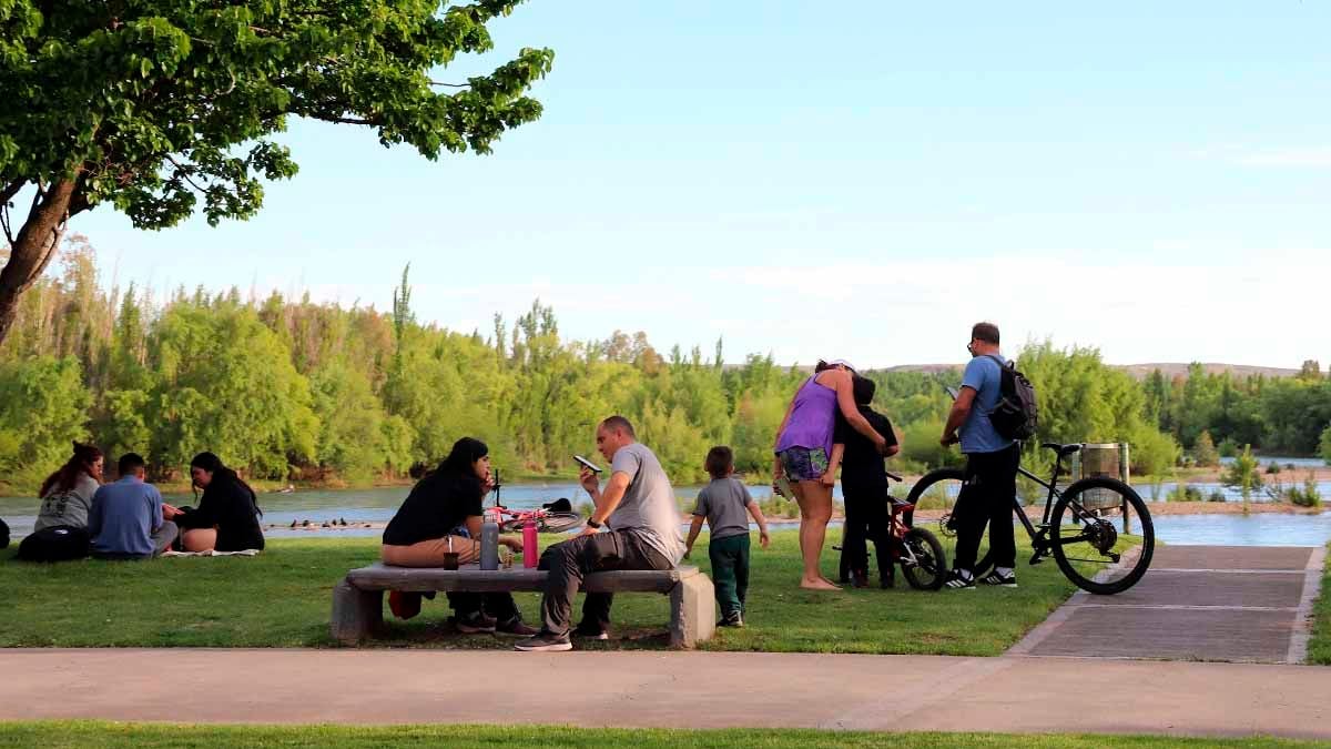 Sol junto al Limay: el Paseo Costero convocó a vecinos y anticipan días más cálidos